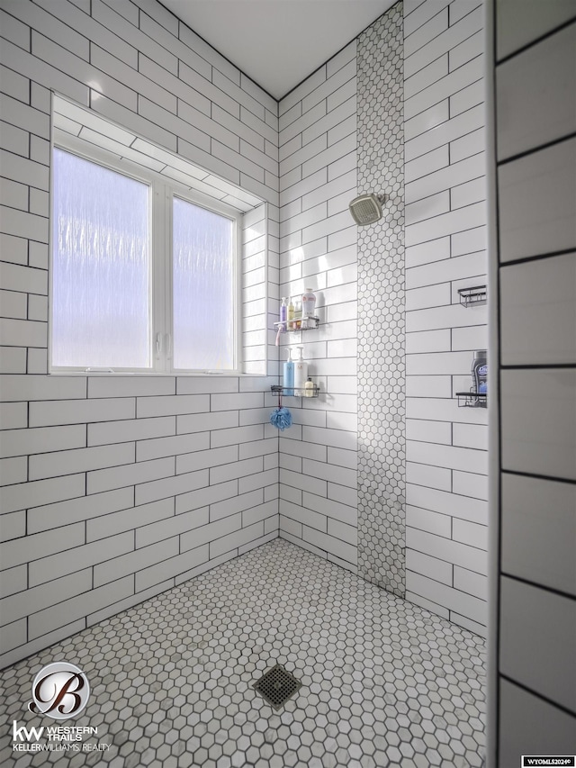 bathroom featuring a tile shower