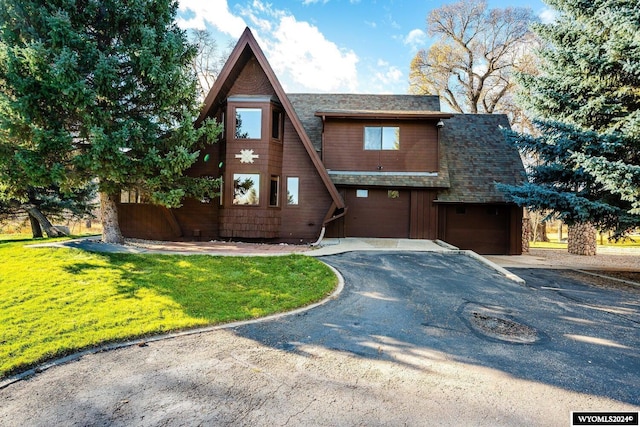 view of front of home featuring a front yard and a garage