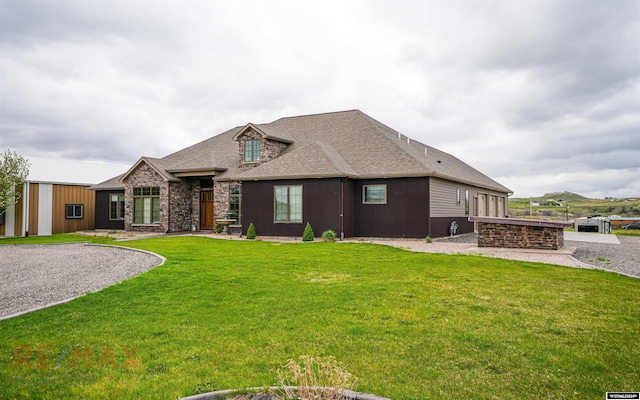 view of front of property featuring a front yard