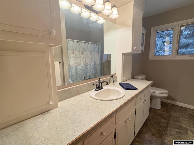 full bath featuring a shower with shower curtain, toilet, vanity, and baseboards