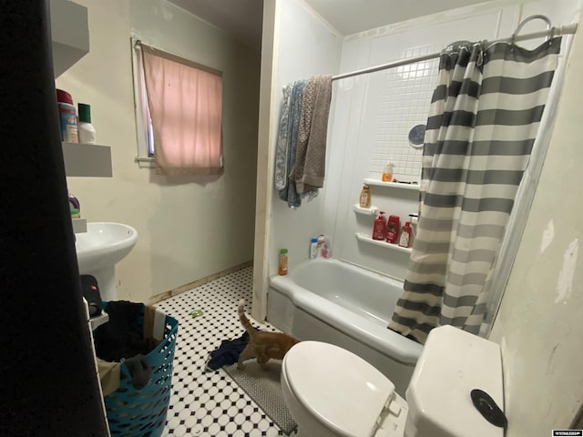 bathroom featuring toilet, shower / bath combo with shower curtain, and crown molding