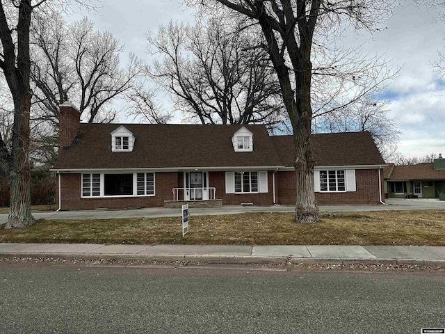 view of front of house with a front lawn