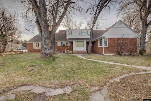 view of front of house featuring a front yard