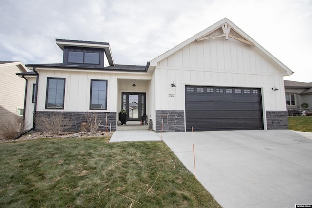 modern farmhouse style home featuring a garage and a front yard