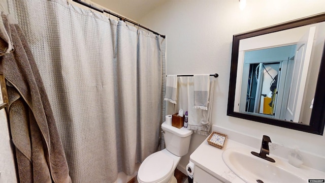 bathroom with a shower with curtain, vanity, and toilet