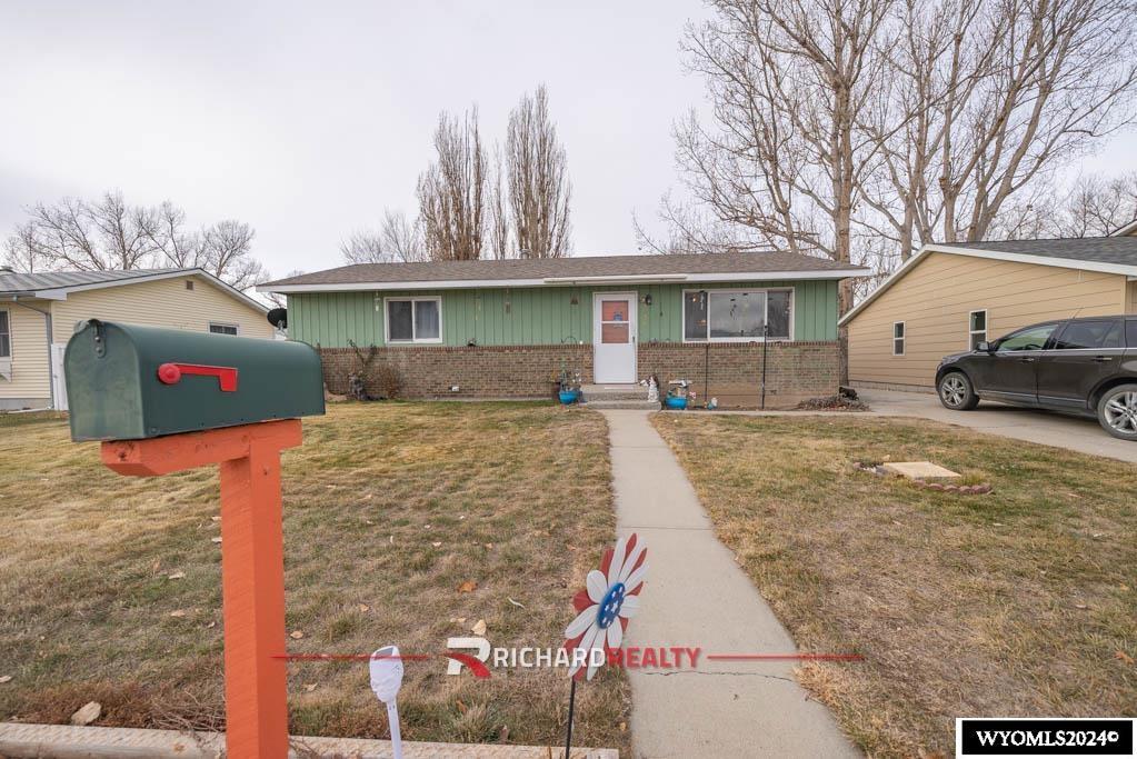 view of front of house featuring a front yard