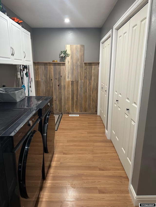 office area with light hardwood / wood-style floors and independent washer and dryer