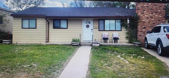 view of front facade featuring a front yard