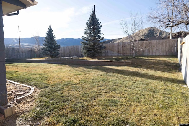 view of yard with a mountain view