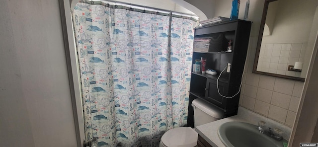 bathroom with a shower with curtain, vanity, and toilet