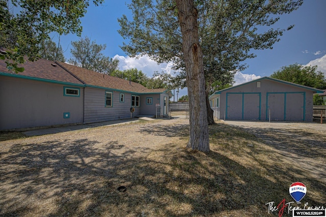 view of yard with an outbuilding and a garage