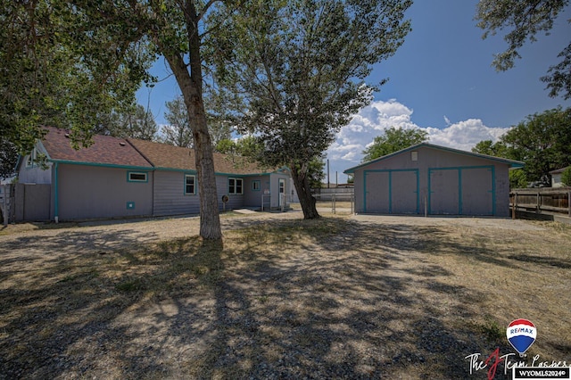 view of yard featuring an outbuilding