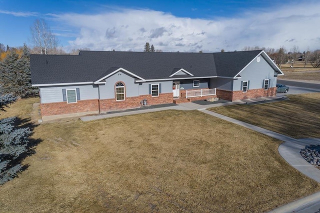 view of front of property featuring a front lawn and covered porch