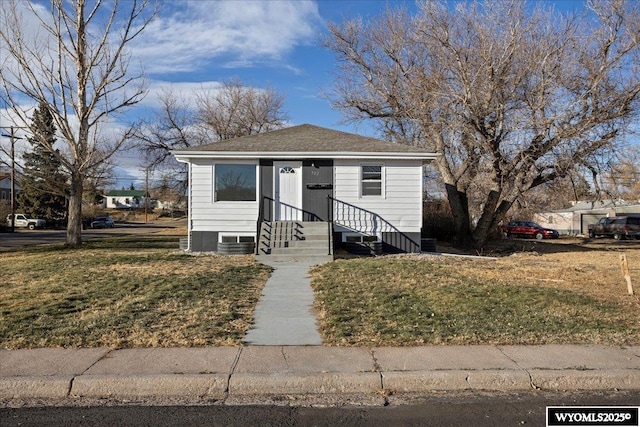 view of front of house featuring a front lawn