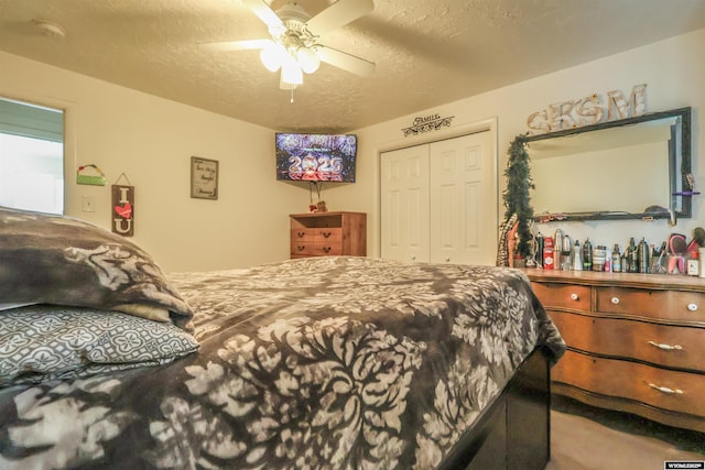 bedroom with ceiling fan, a textured ceiling, and a closet