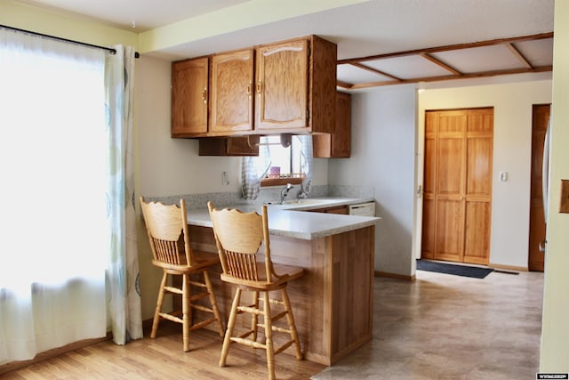 kitchen with kitchen peninsula and a breakfast bar area