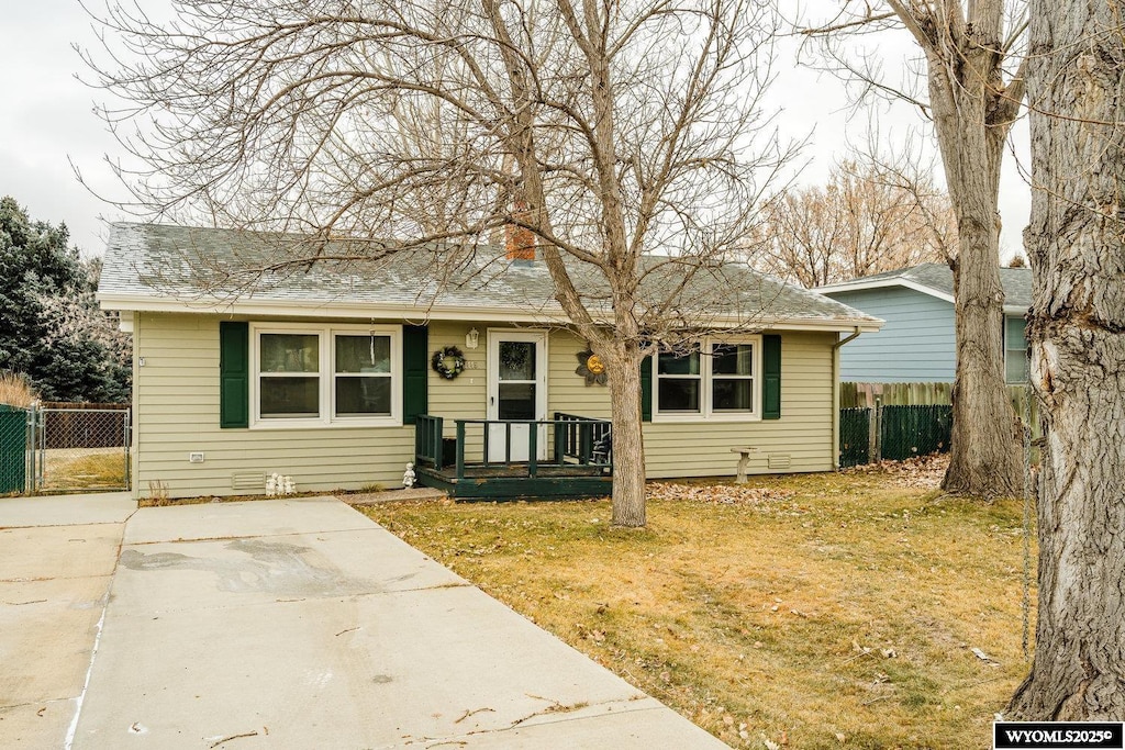 view of front of property with a front yard