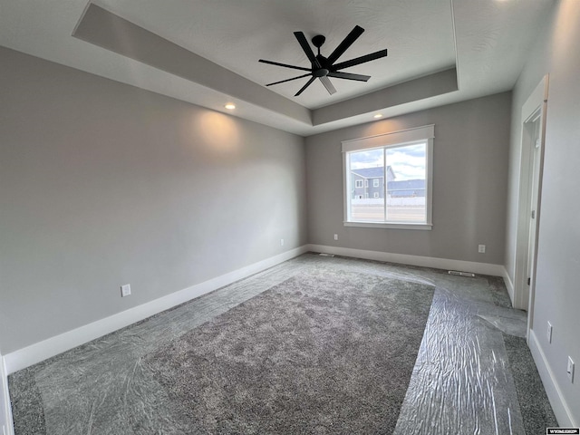 unfurnished room with a tray ceiling and ceiling fan