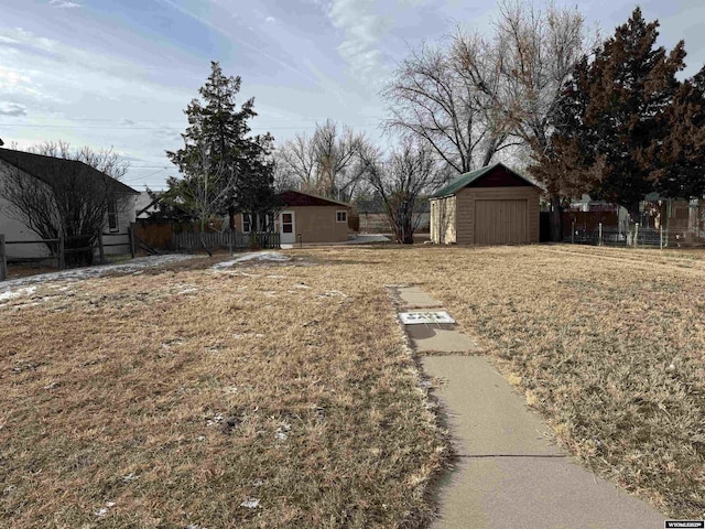 view of yard featuring a storage unit