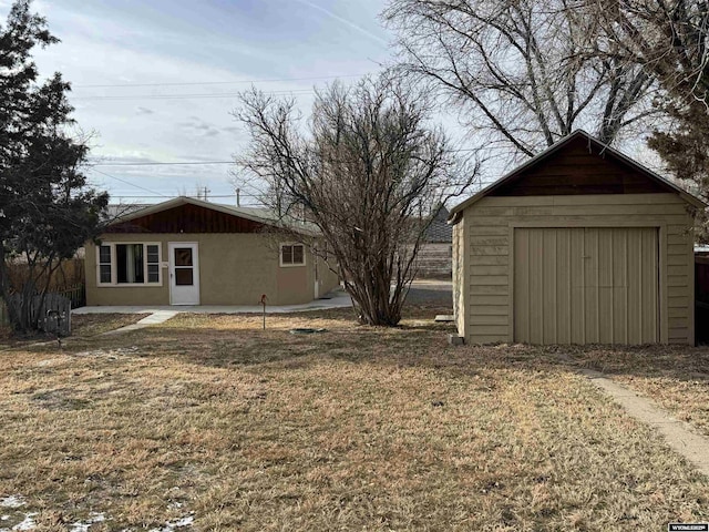 view of yard featuring a storage unit