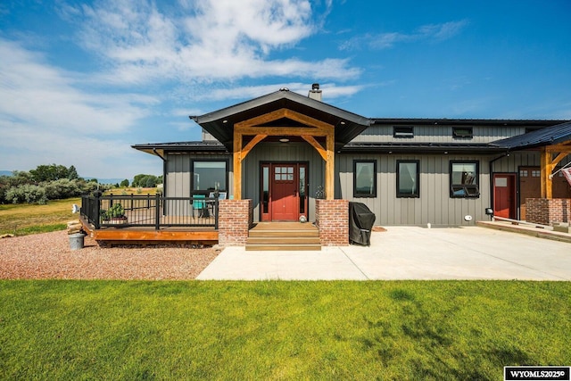 view of front of home with a front lawn