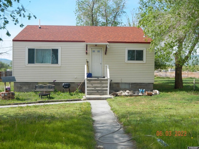 view of front of property with a front yard