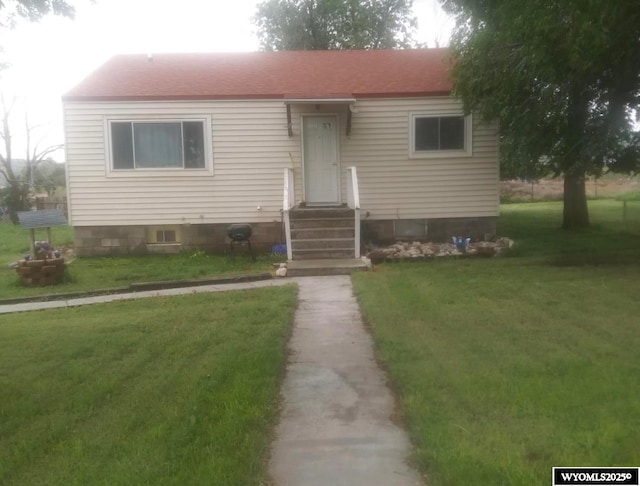 view of front facade featuring a front lawn