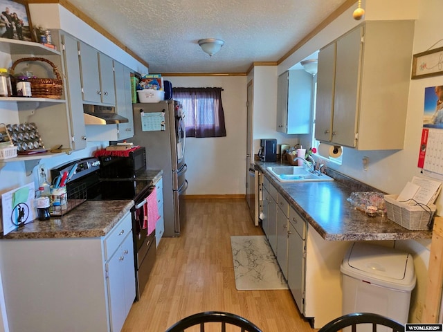 kitchen featuring a textured ceiling, sink, black appliances, light hardwood / wood-style flooring, and gray cabinets