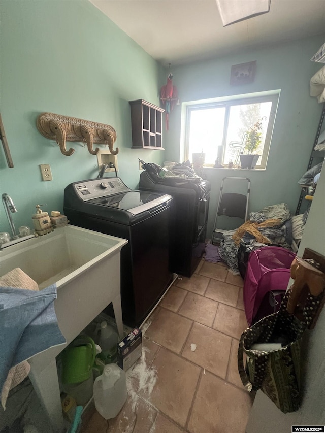 laundry room featuring independent washer and dryer and light tile patterned flooring