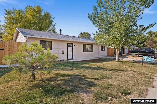 view of front facade featuring a front yard