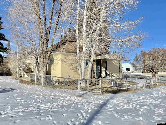 1101 Pine Ave, Kemmerer, WY 83101 - view of front facade featuring fence private yard