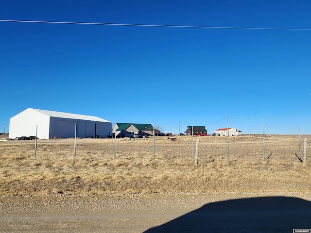 view of yard featuring an outbuilding