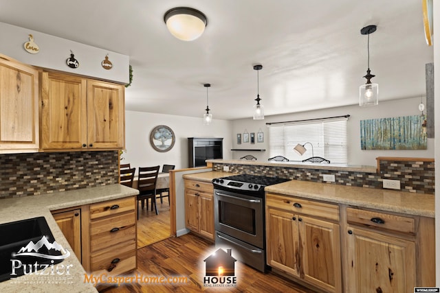 kitchen with decorative light fixtures, backsplash, electric range, and dark hardwood / wood-style floors