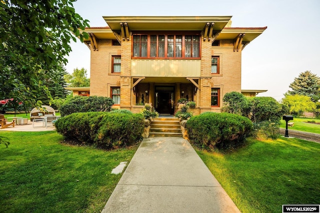 view of front facade with a front lawn