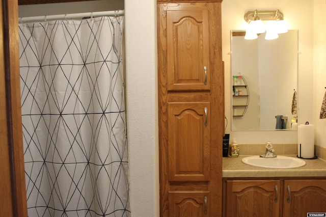 bathroom with a shower with curtain and vanity