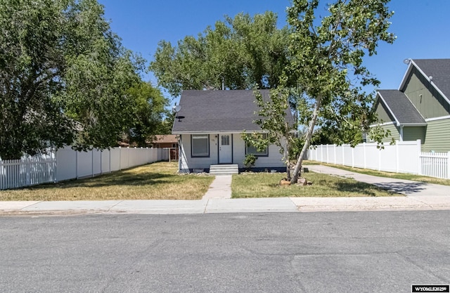 view of front of house featuring a front lawn and fence