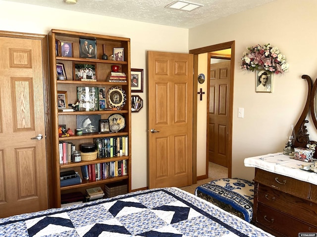 bedroom featuring carpet floors and a textured ceiling