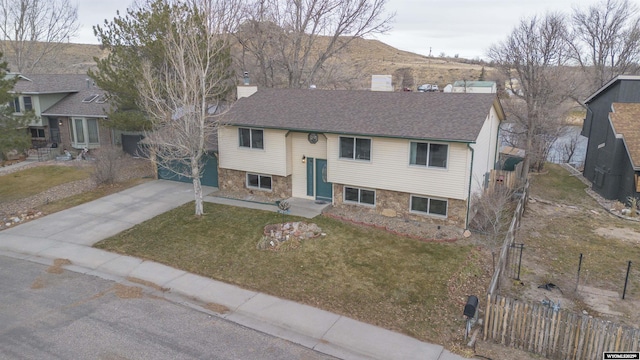 bi-level home featuring a front lawn