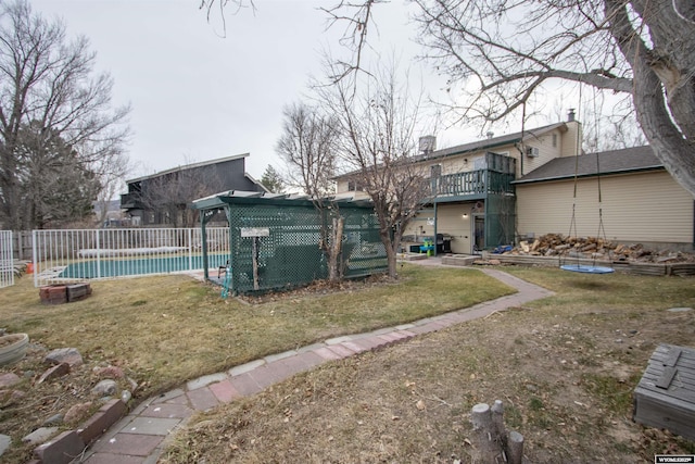 view of yard featuring a fenced in pool