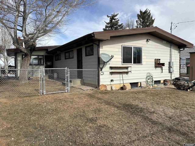 view of front facade with a front yard