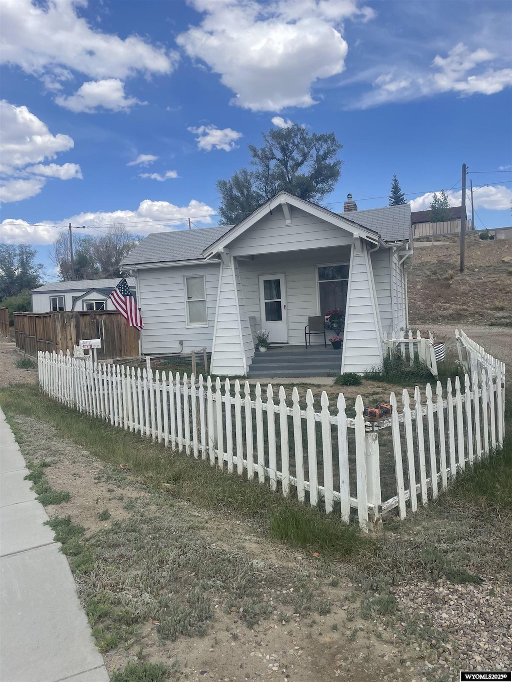 view of front of property featuring covered porch