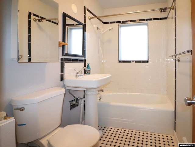 full bathroom featuring tiled shower / bath, sink, decorative backsplash, and toilet