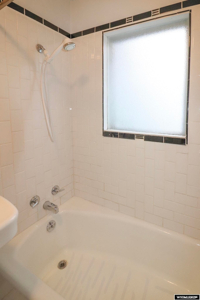 bathroom with tiled shower / bath