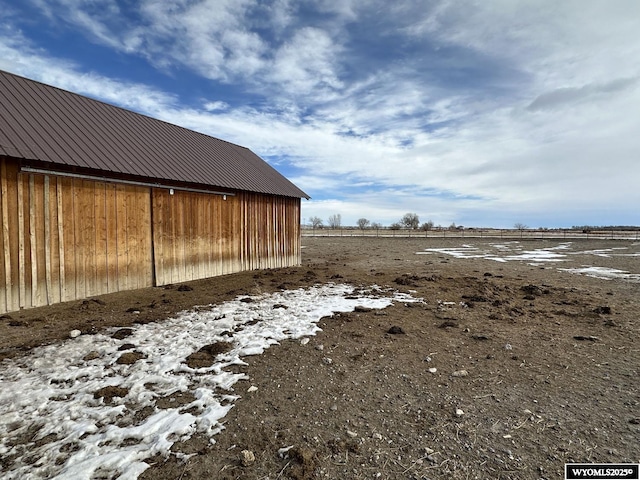 view of yard featuring an outbuilding