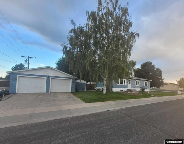 view of front of home featuring a front lawn