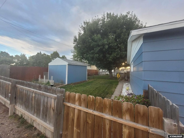 view of yard featuring a storage shed