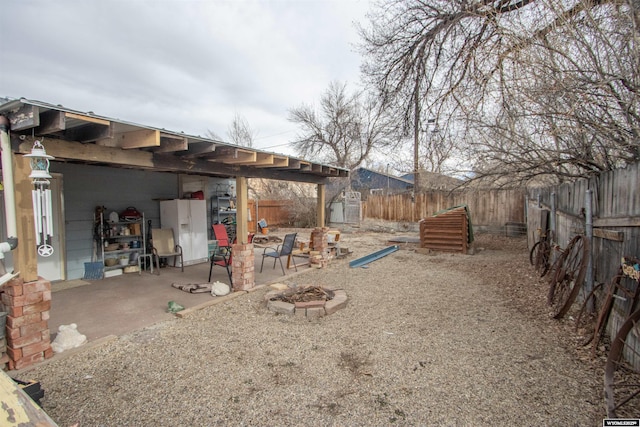 view of yard featuring a fire pit