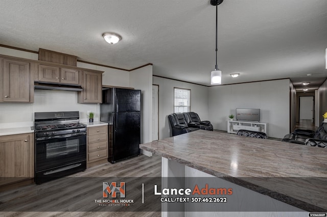 kitchen with crown molding, black appliances, a textured ceiling, dark hardwood / wood-style flooring, and decorative light fixtures