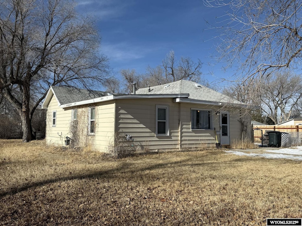 view of front of property featuring a front yard