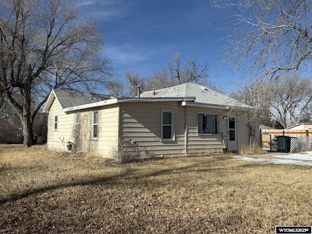 view of front of property featuring a front yard